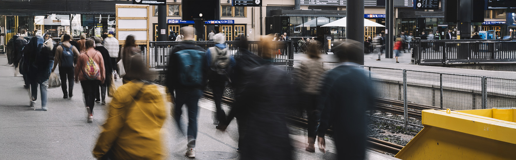 Människor på en järnvägsstation.