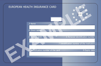 Europeiskt sjukvårdskort som beviljats under EU-medlemskapet. Kortet känns igen på stjärnmönstret med texten UK i mitten uppe i kortets högra hörn.
