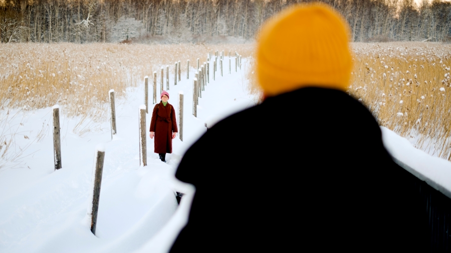 Kaksi vanhusta ulkoilemassa talvella.