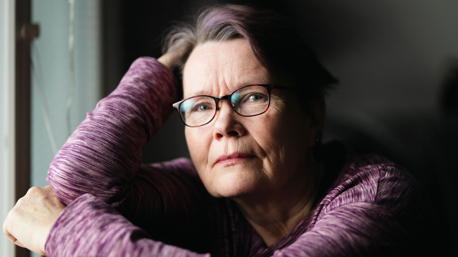 Henkilö ikkunan äärellä